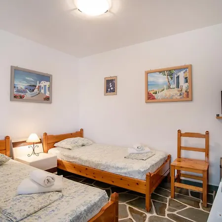 Prombona To Petrino Spiti Guest house Logaras